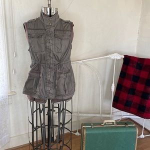 Maurice’s green cargo vest, size 0X, zip up, button, & flap, toggles at waist